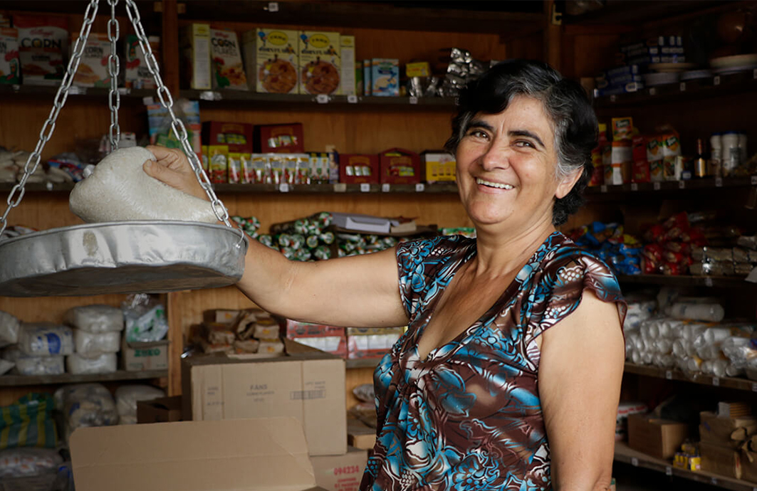 ESMERALDA, ELADÓ A FALU BOLTJÁBAN